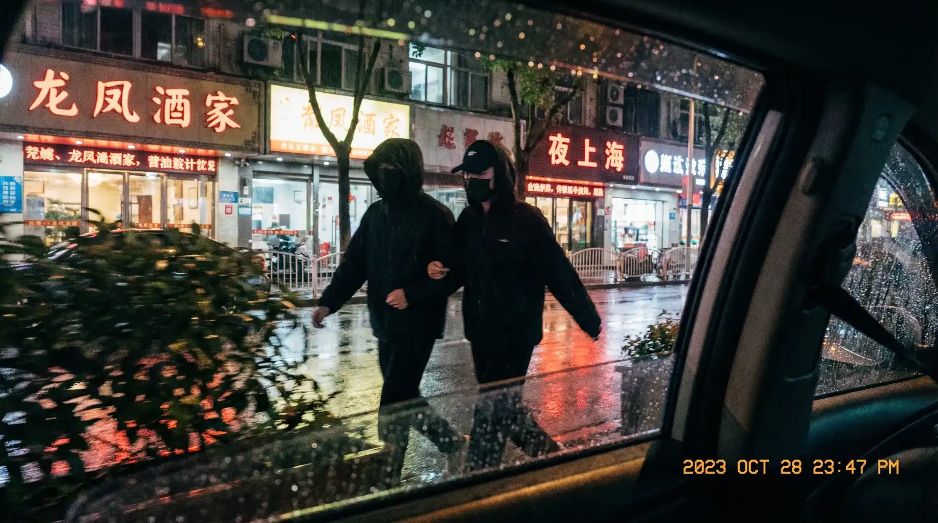 熊猫体育网址 - 顶流明星深夜密会现场抓拍照片